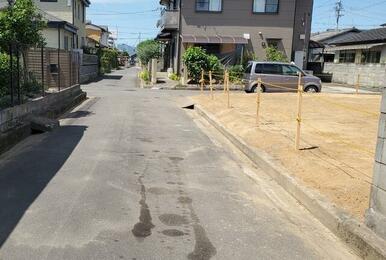 南側は安心の市道＋幅員４ｍ、間口は１３．５ｍあります。