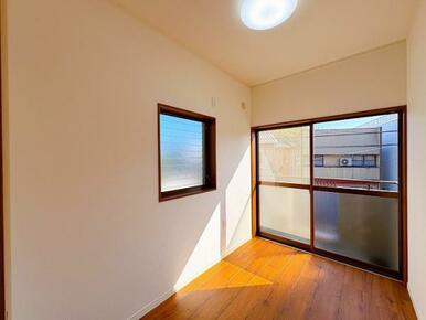 「サービスルーム」バルコニーにつながるお部屋です。衣装部屋としてもご利用いただけます。