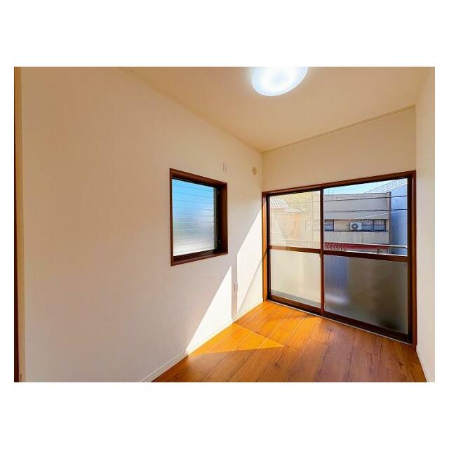 「サービスルーム」バルコニーにつながるお部屋です。衣装部屋としてもご利用いただけます。