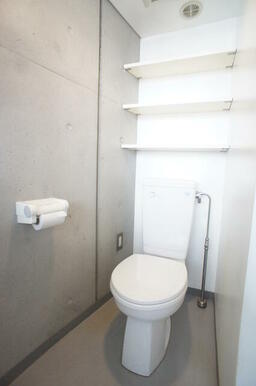 トイレ空間が広くゆったり、便利な上部収納もあります！