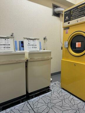 コインランドリー　洗濯：２００円/１回　乾燥：１００円/１回
