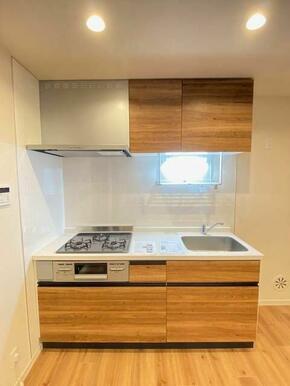 自炊派には嬉しい魚焼きグリルと３口ガスコンロのビルドインシステムキッチン仕様♪奥に収納したものも出…