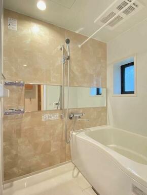 【浴室】沸し直しができ経済的な追焚機能だけでなく、衣類乾燥や冬に浴室内を暖めてから入浴が出来る暖房…