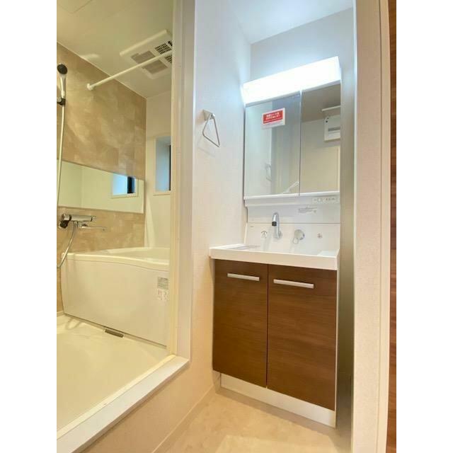 鏡の背面に収納スペースを確保した洗髪洗面化粧台は、水栓がリフトアップするので洗髪もラクラク♪忙しい…