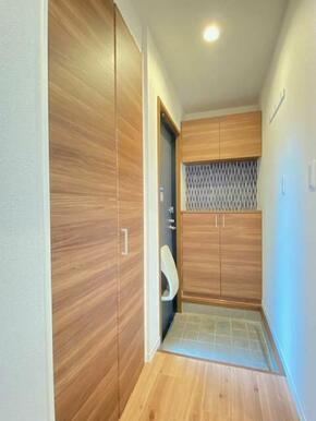 上下に分かれたシューズボックスは豊富な収納力。可変式の棚になっているのでブーツもすっきり収納ができ…