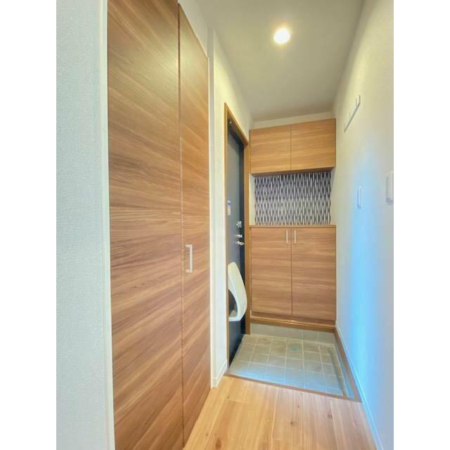 上下に分かれたシューズボックスは豊富な収納力。可変式の棚になっているのでブーツもすっきり収納ができ…