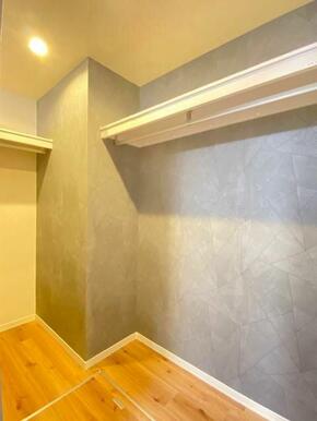 【洋室】長い丈の衣類もハンガーにかけたまま収納できるハンガーパイプや小物収納に便利な枕棚付きのウォ…