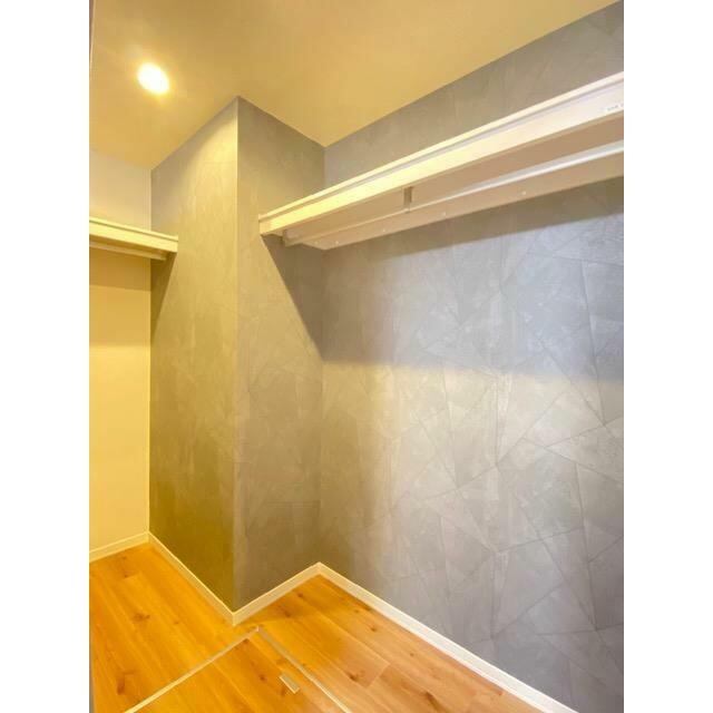 【洋室】長い丈の衣類もハンガーにかけたまま収納できるハンガーパイプや小物収納に便利な枕棚付きのウォ…