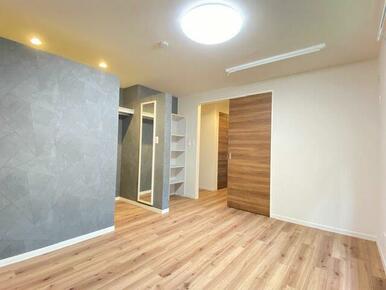 クローゼット内には身だしなみを確認できます、全身ミラーがついております。