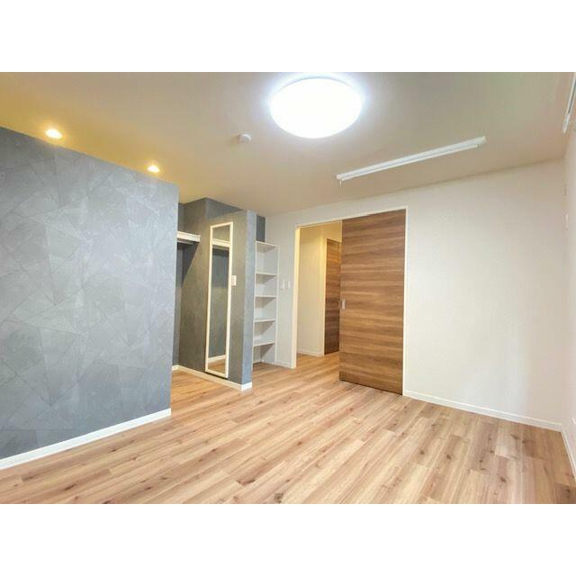 クローゼット内には身だしなみを確認できます、全身ミラーがついております。