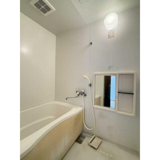 【浴室】白を基調とした明るく清潔感のあるバスルーム♪浴室で一日の疲れを癒して下さい！