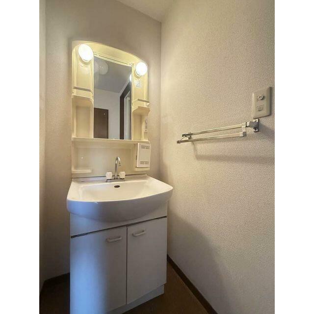 【洗面所】洗髪洗面化粧台♪収納量も多く、洗面所をきれいに保てます。右側には浴室があり、脱衣所もかね…