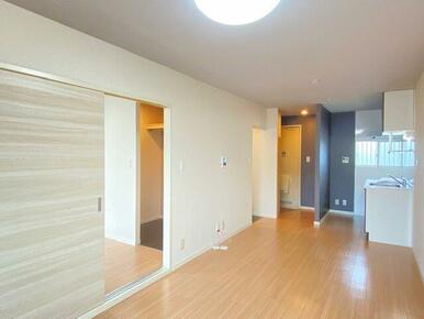 【ＬＤＫ】北欧風のテイストを感じさせる白木調のコーディネーションは、シンプルデザインの建具が明るい…