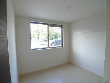 【洋室６．２帖】ハンマーでも貫通が難しい、強靭な中間膜を２枚のガラスの間に挟みこんでいる防犯合せガ…