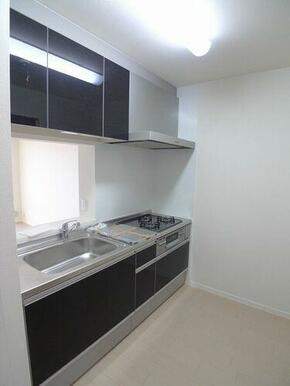 【キッチン】３口コンロと魚焼きグリル付きビルドインシステムキッチン♪シンク下は、奥のものも出し入れ…