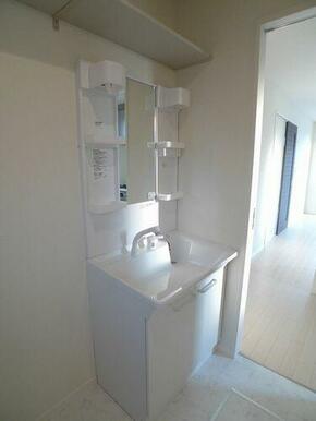 鏡の両脇に収納スペースを確保した洗髪洗面化粧台は、水栓がリフトアップするので洗髪もラクラク♪忙しい…