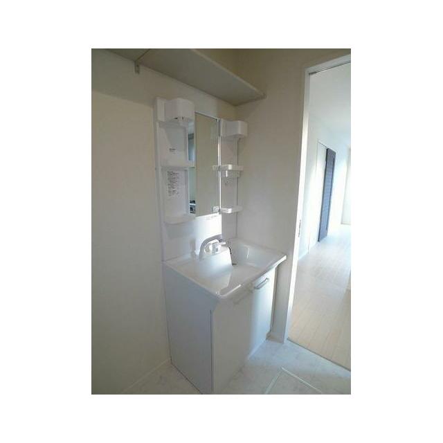 鏡の両脇に収納スペースを確保した洗髪洗面化粧台は、水栓がリフトアップするので洗髪もラクラク♪忙しい…