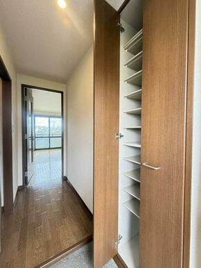 【靴収納】玄関には玄関扉と同じ高さの下駄箱があるのでたくさん靴を収納できます♪