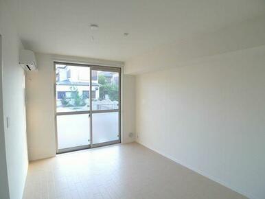 【ＬＤＫ】清潔感のある白を基調に明るくシンプルなコーディネーションは、部屋を明るくやさしい印象にし…