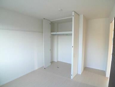 【洋室収納】２本のハンガーパイプと枕棚を配したクローゼットは天井高を活かしてたっぷり収納できます♪