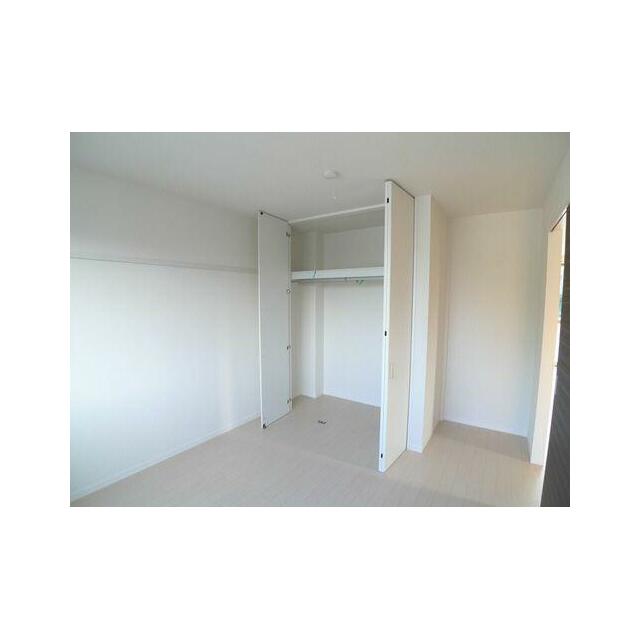 【洋室収納】２本のハンガーパイプと枕棚を配したクローゼットは天井高を活かしてたっぷり収納できます♪