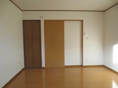 ２階のお部屋です。各居室には収納があります。