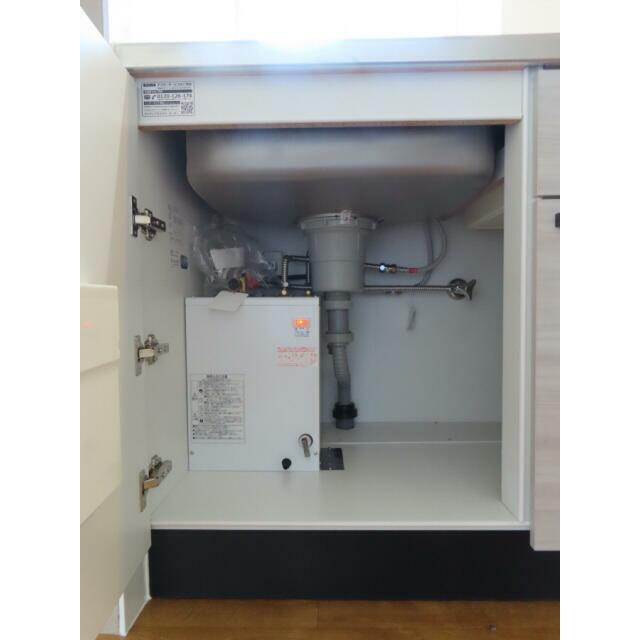キッチンは小型電気温水器