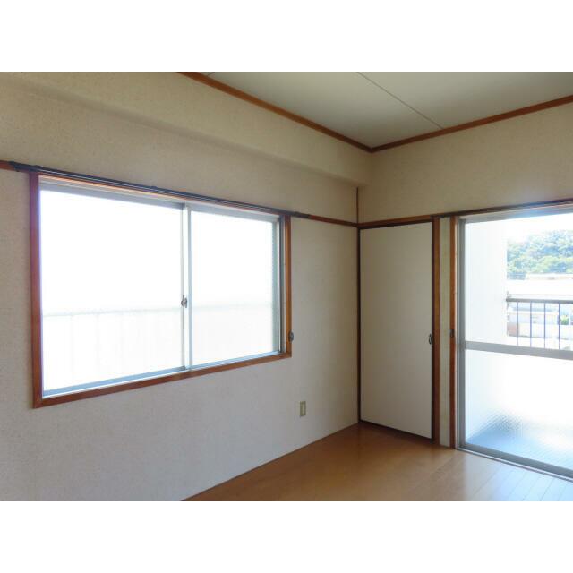 南側洋室５．５帖　東南にそれぞれ採光窓有