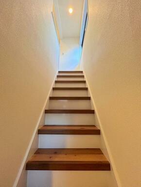 「階段」フロアタイル交換しております。