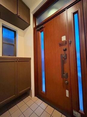 「玄関」豊富な収納スペース付きです。