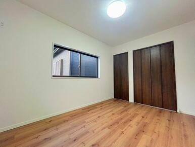 「2階西側洋室＿約6帖」別の角度からの写真です。