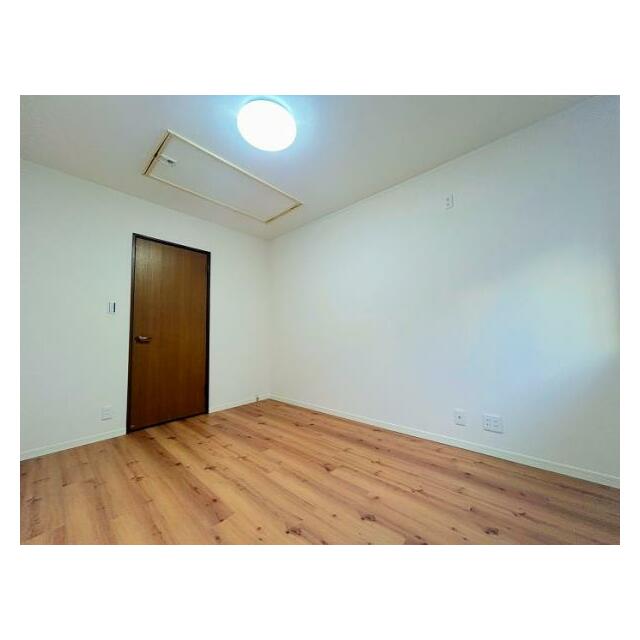 「2階中央洋室＿約6帖」別角度からの写真です。