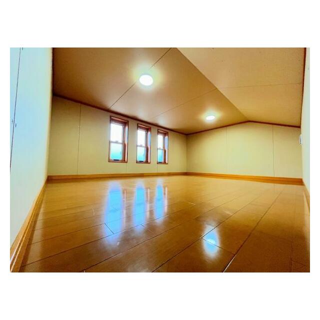 「屋根裏収納」」収納に嬉しい空間です。