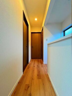 「2階廊下」暖色で温かみのあるライトが廊下を照らします。