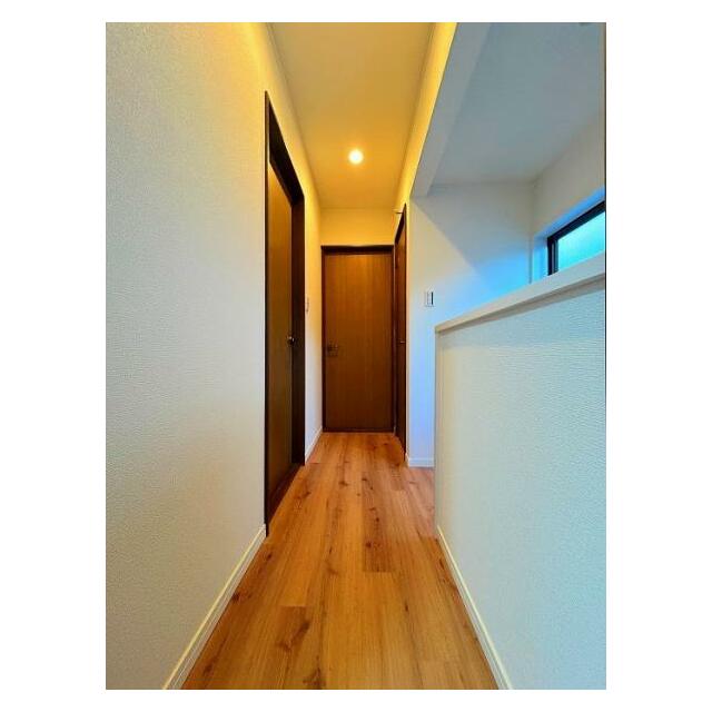 「2階廊下」暖色で温かみのあるライトが廊下を照らします。