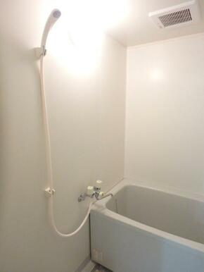 ゆったりとした浴室、追焚き機能あります※同タイプ別号室参考写真