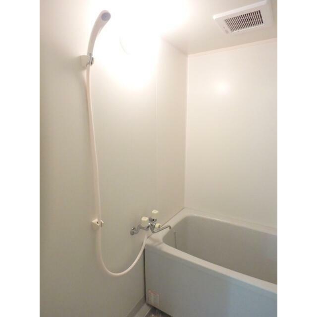 ゆったりとした浴室、追焚き機能あります※同タイプ別号室参考写真