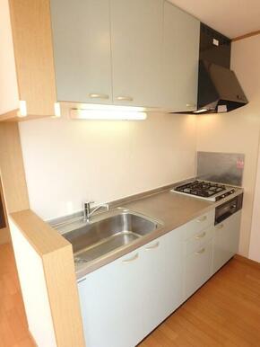 グリル付のシステムキッチン！作業スペースも十分です※同タイプ別号室参考写真