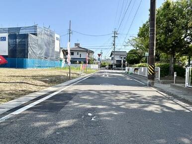 ●北側からみた現地前面道路。　現地西側は公園となっており、解放感ある環境です。