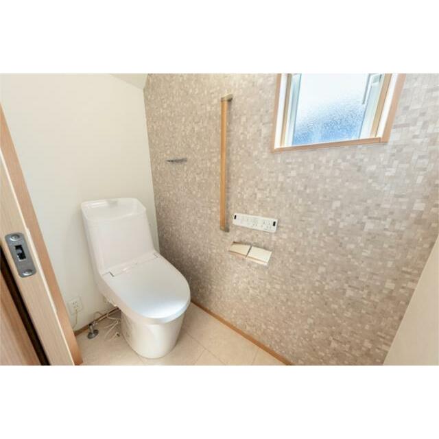 温水洗浄便座付きのため、冬場のヒヤッとを防げます。トイレットペーパーの節約、感染症の予防にも。