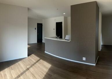 モダンなアクセントクロス採用で壁も一つのインテリア（2号棟）