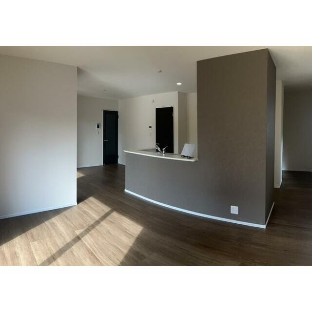 モダンなアクセントクロス採用で壁も一つのインテリア（2号棟）