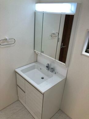 シャキッと一日を始める朝も素顔に戻る夜もこの洗面台から（1号棟）