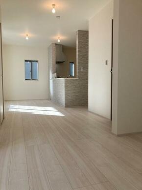 家具のデザインや配置でリビングの印象は大きく変わります。ぜひ自分の感性に合う空間を（1号棟）