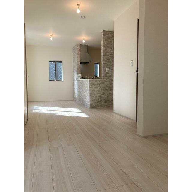 家具のデザインや配置でリビングの印象は大きく変わります。ぜひ自分の感性に合う空間を（1号棟）