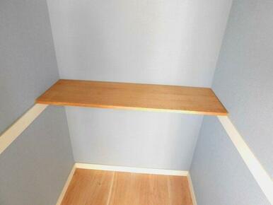 クローゼットの中に棚あり