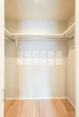 奥行のあるウォークインクローゼットならお荷物多い方でも安心☆
