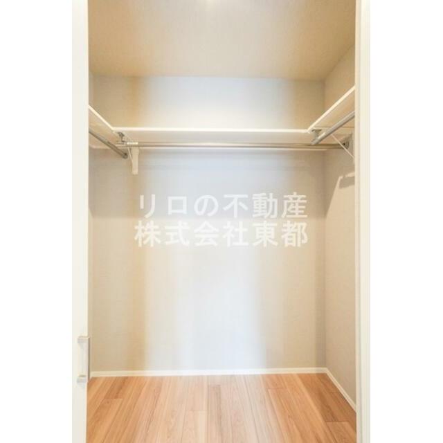 奥行のあるウォークインクローゼットならお荷物多い方でも安心☆