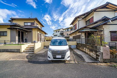 前面道路との高低差もございません。