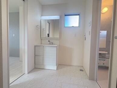 朝のお化粧から夜のスキンケアまで幅広く対応（3号棟）